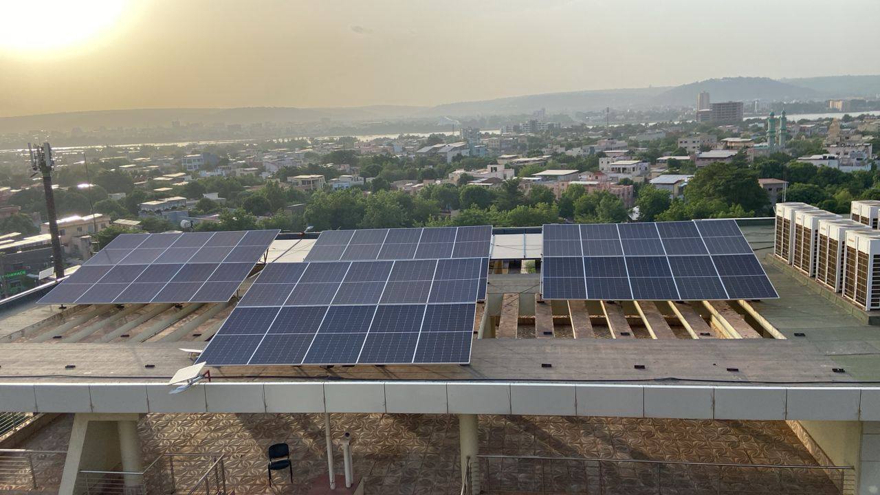 Grand champ solaire Diarralà en toiture, Bamako au couchant