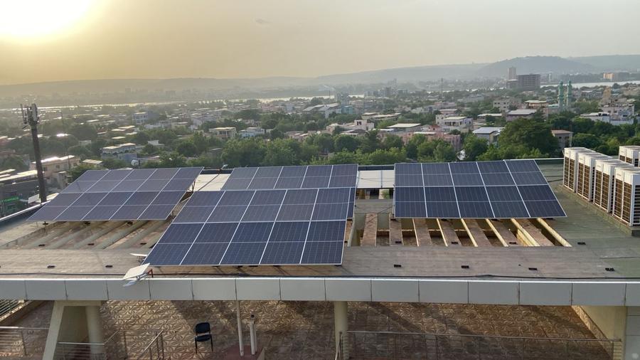 Grand champ solaire en toiture à Bamako