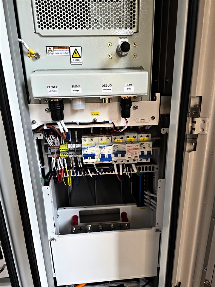 Armoire électrique ouverte avec disjoncteurs et câblage organisé