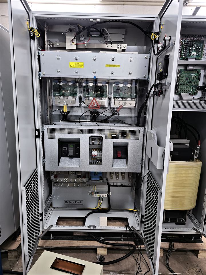 Armoire industrielle ouverte laissant voir cartes électroniques et composants de puissance