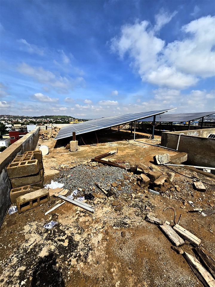 Champ solaire au sol en construction sur un terrain de pierres et de déblais