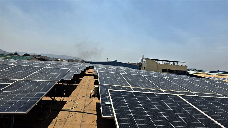 Grande toiture équipée de longues rangées de modules solaires inclinés