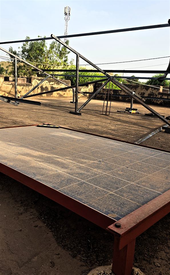 Module solaire fixé sur un cadre métallique posé au sol