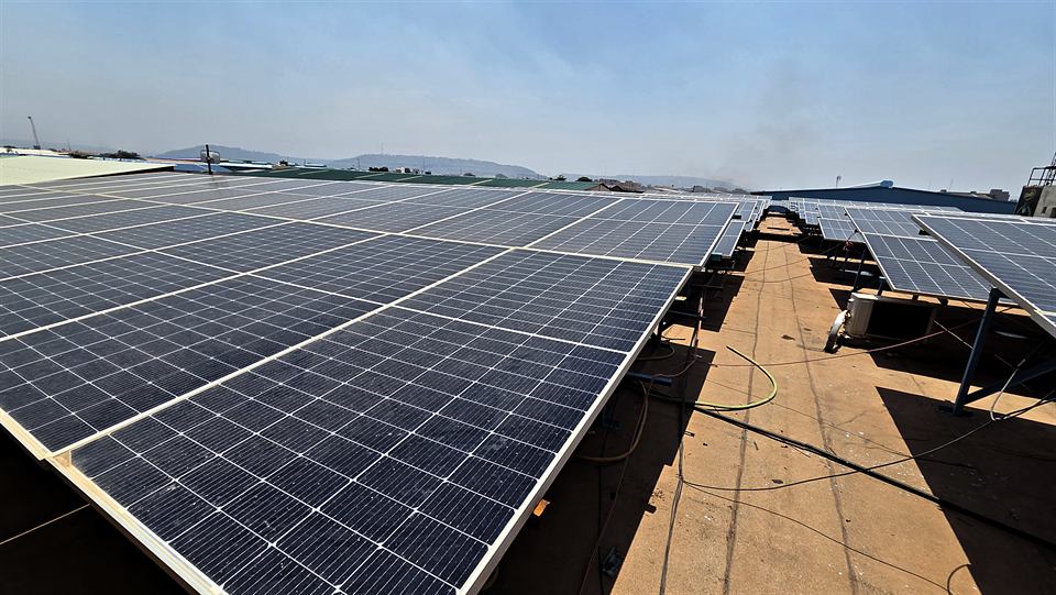 Modules solaires inclinés sur une grande toiture, vue rapprochée