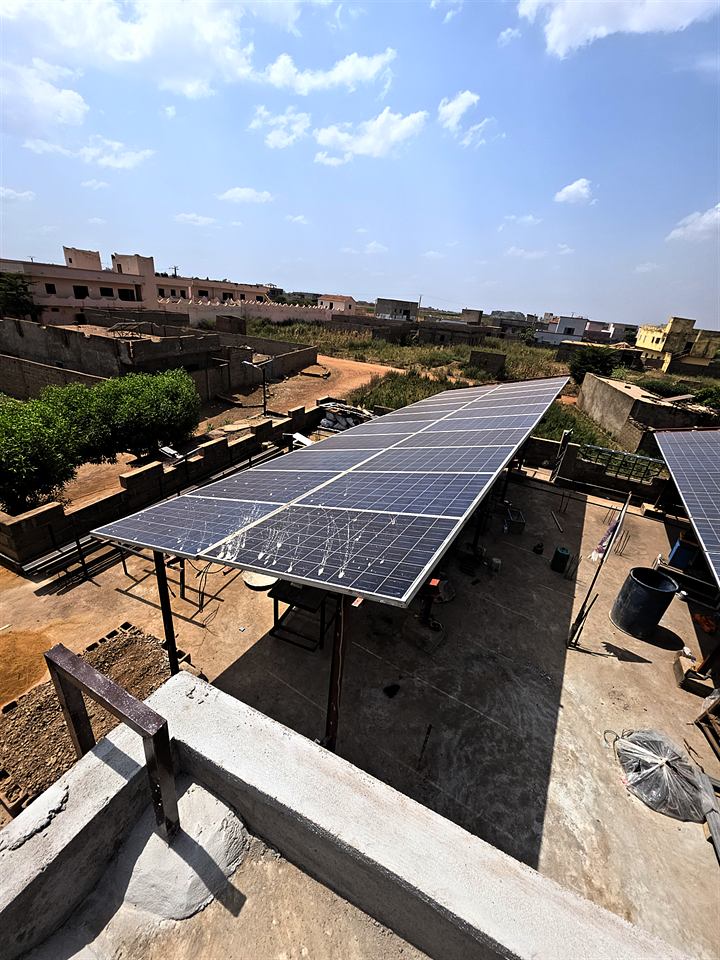 Ombrière solaire vue de côté, structure métallique et modules alignés
