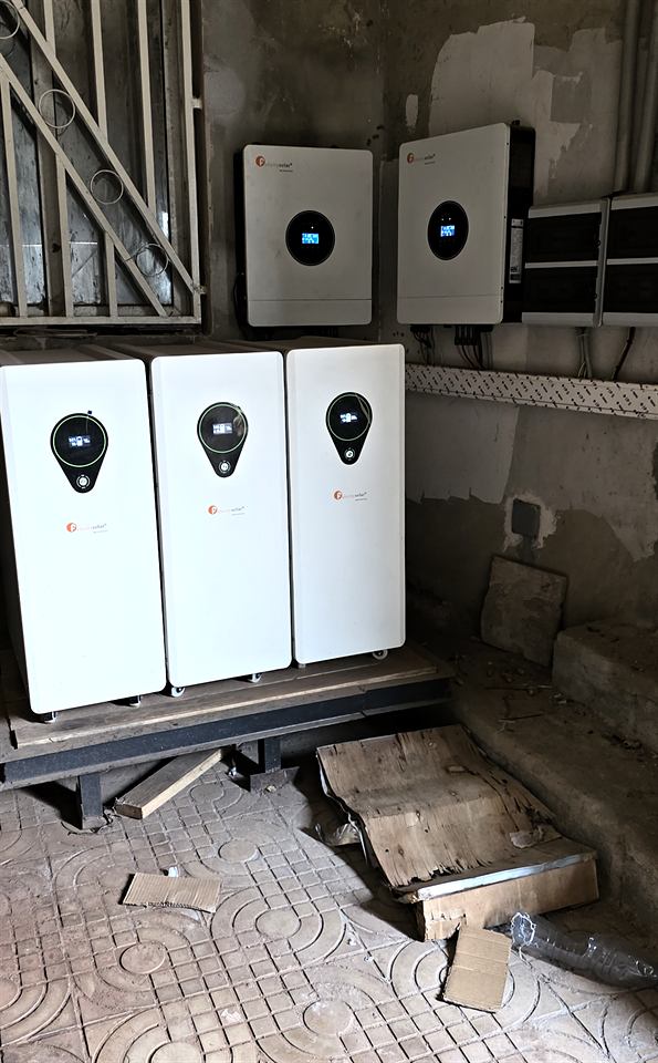 Onduleurs et batteries blancs installés côte à côte dans un local
