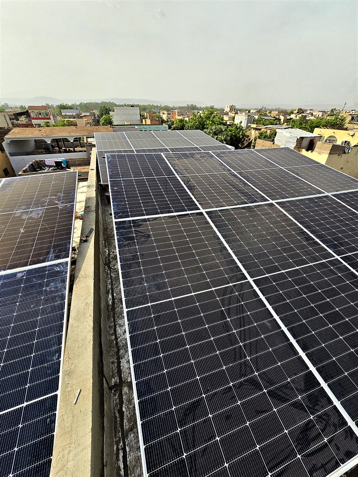 Alignement de modules solaires sur leurs supports métalliques, vu de dessus