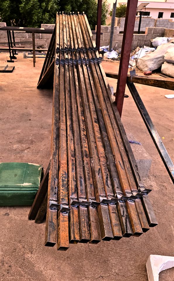 Tubes d'acier posés en faisceau sur le sol d'un chantier