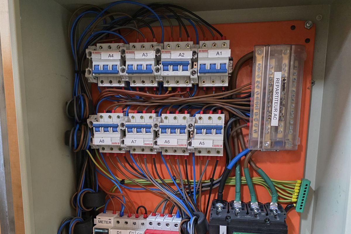 Coffret électrique ouvert : départs repérés et répartiteur
