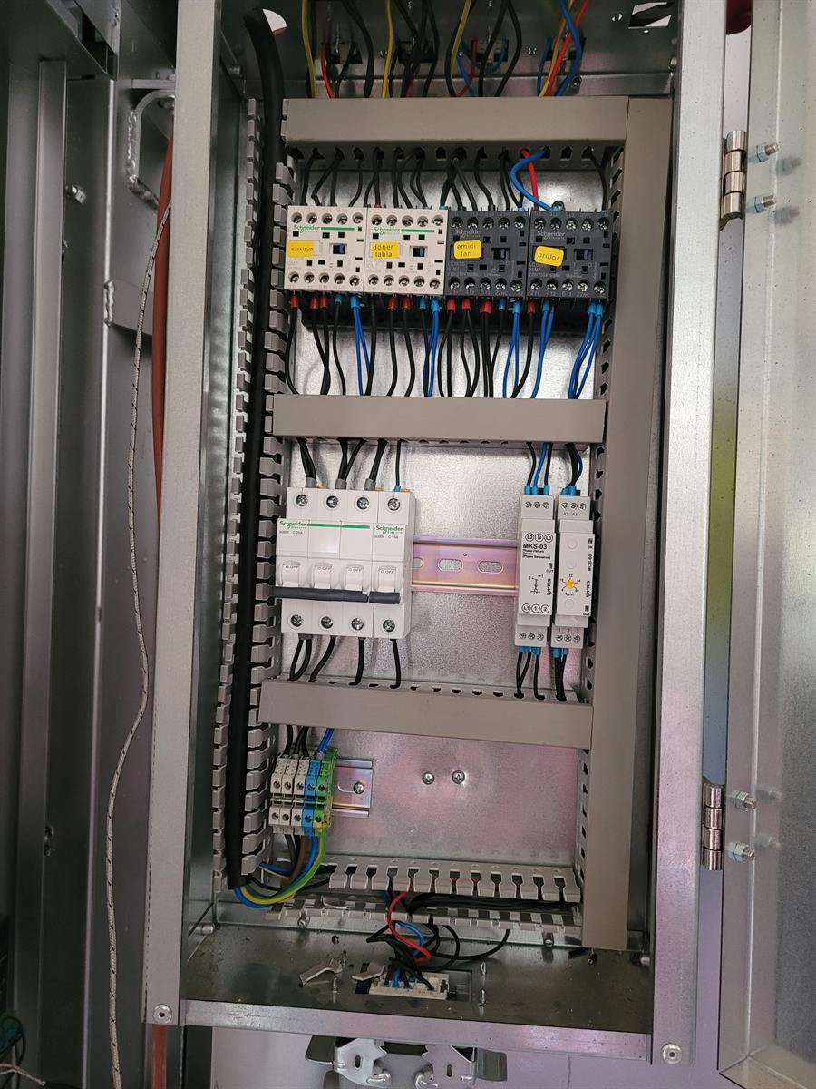 Armoire électrique ouverte : contacteurs et protections