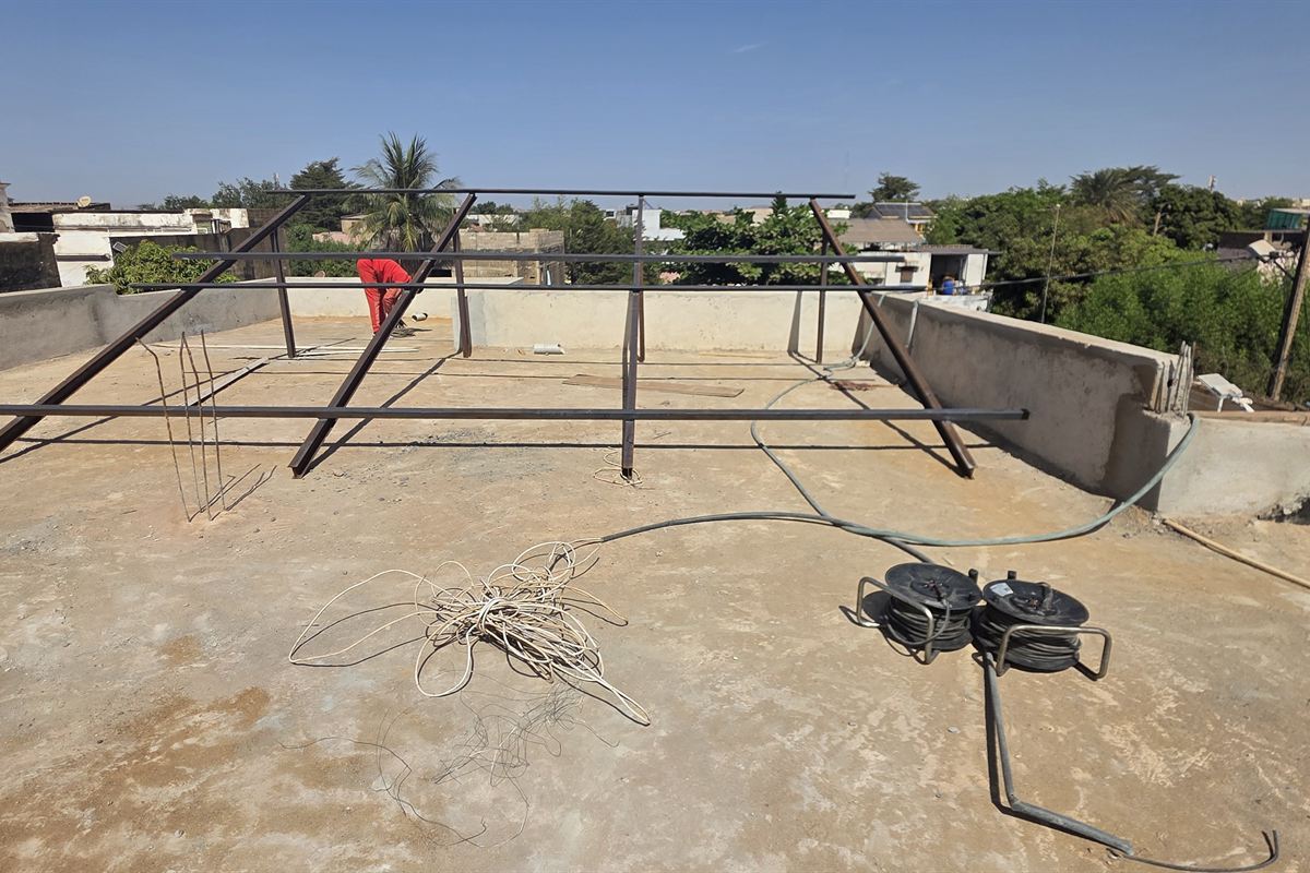Ossature métallique posée sur une toiture-terrasse, avant l'arrivée des modules